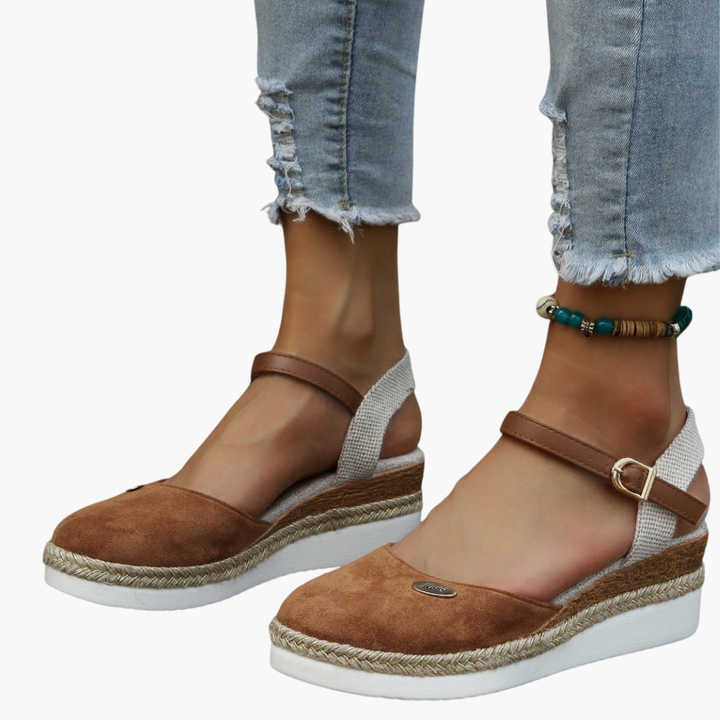 Orthopedic Shoes with Adjustable Strap Women in Suede | Altivaro
