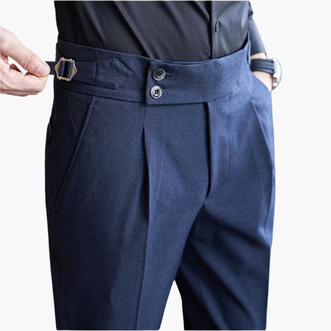 Pantaloni Uomo con Pieghe Laterali e Dettagli a Fibbia | Altivaro