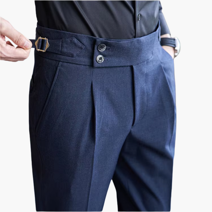 Pantaloni Uomo con Pieghe Laterali e Dettagli a Fibbia | Altivaro