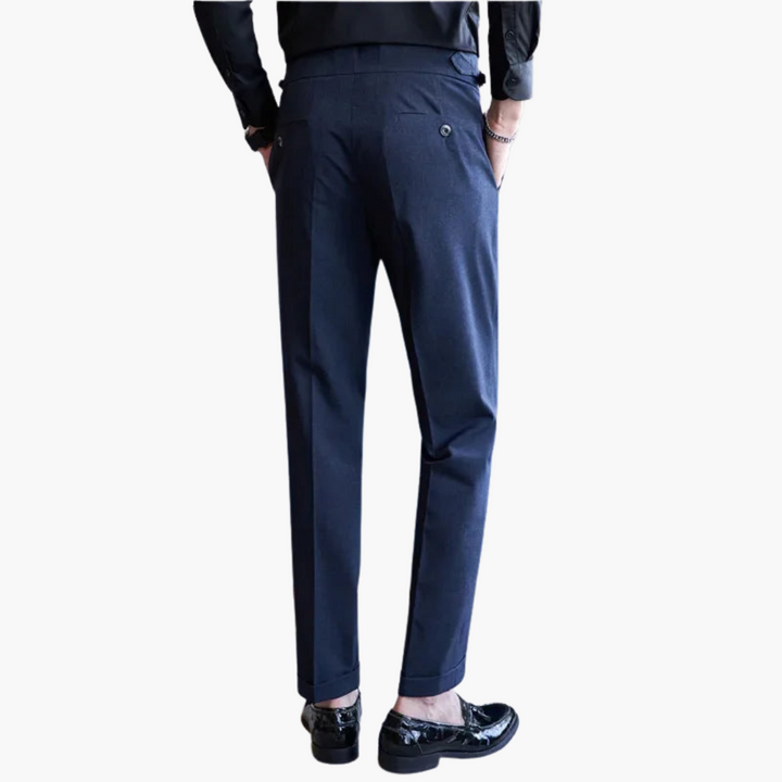 Pantaloni Uomo con Pieghe Laterali e Dettagli a Fibbia | Altivaro